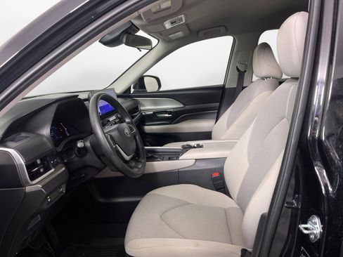 Used 2025 Toyota Grand Highlander FWD image 11