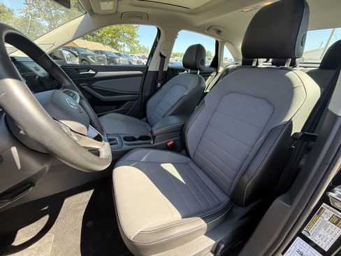Used 2025 Volkswagen Jetta SE FWD image 9
