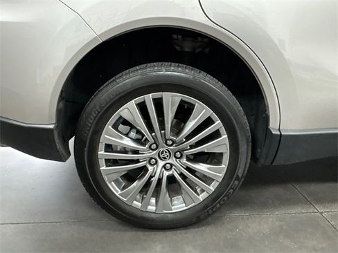 Used 2024 Toyota Venza Limited image 7
