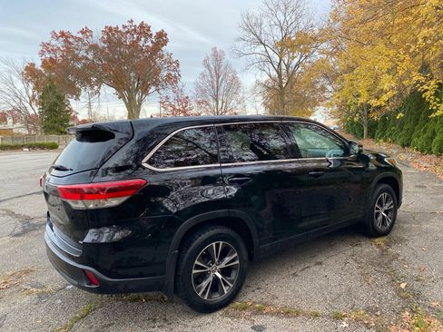 Used 2019 Toyota Highlander LE image 5