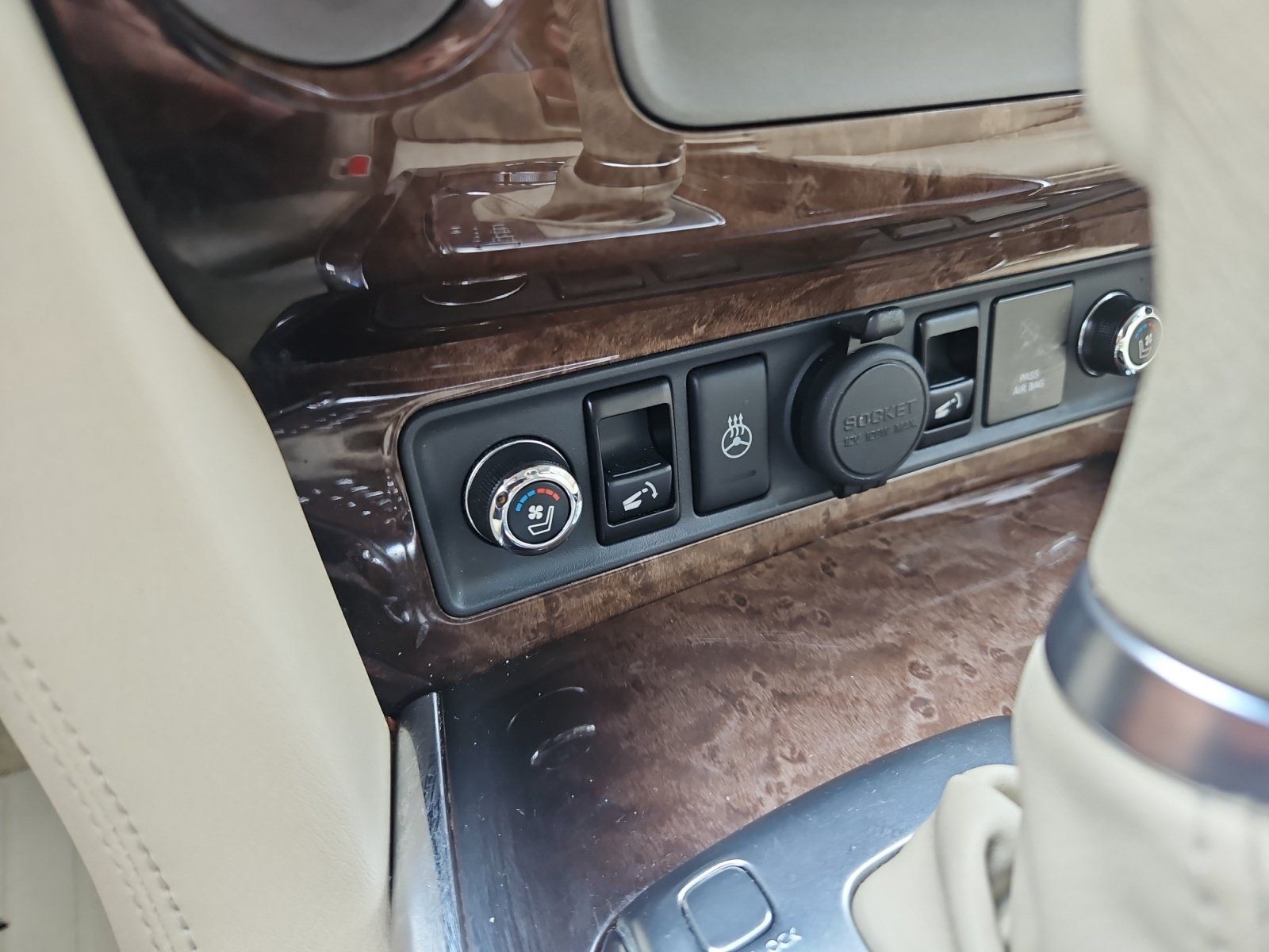 Used 2011 INFINITI QX56 4WD w/ Deluxe Touring Pkg image 23