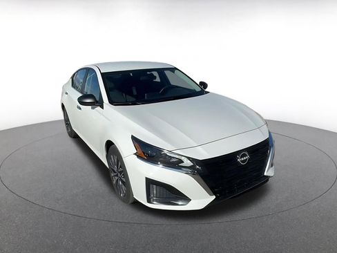 Used 2025 Nissan Altima 2.5 SV image 3