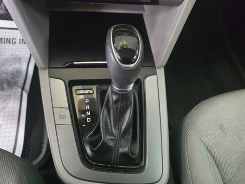 Used 2017 Hyundai Elantra SE image 18