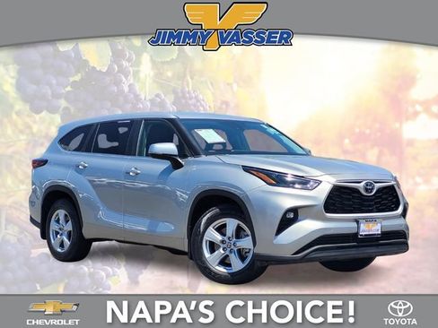 Certified 2024 Toyota Highlander LE AWD/4WD image 1