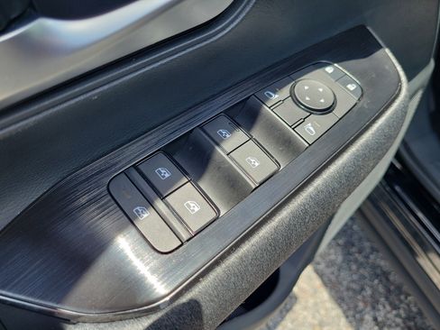 Certified 2025 Nissan Kicks SV FWD image 11