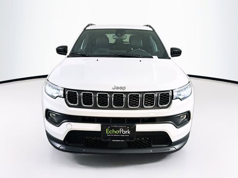 Used 2024 Jeep Compass Latitude image 2