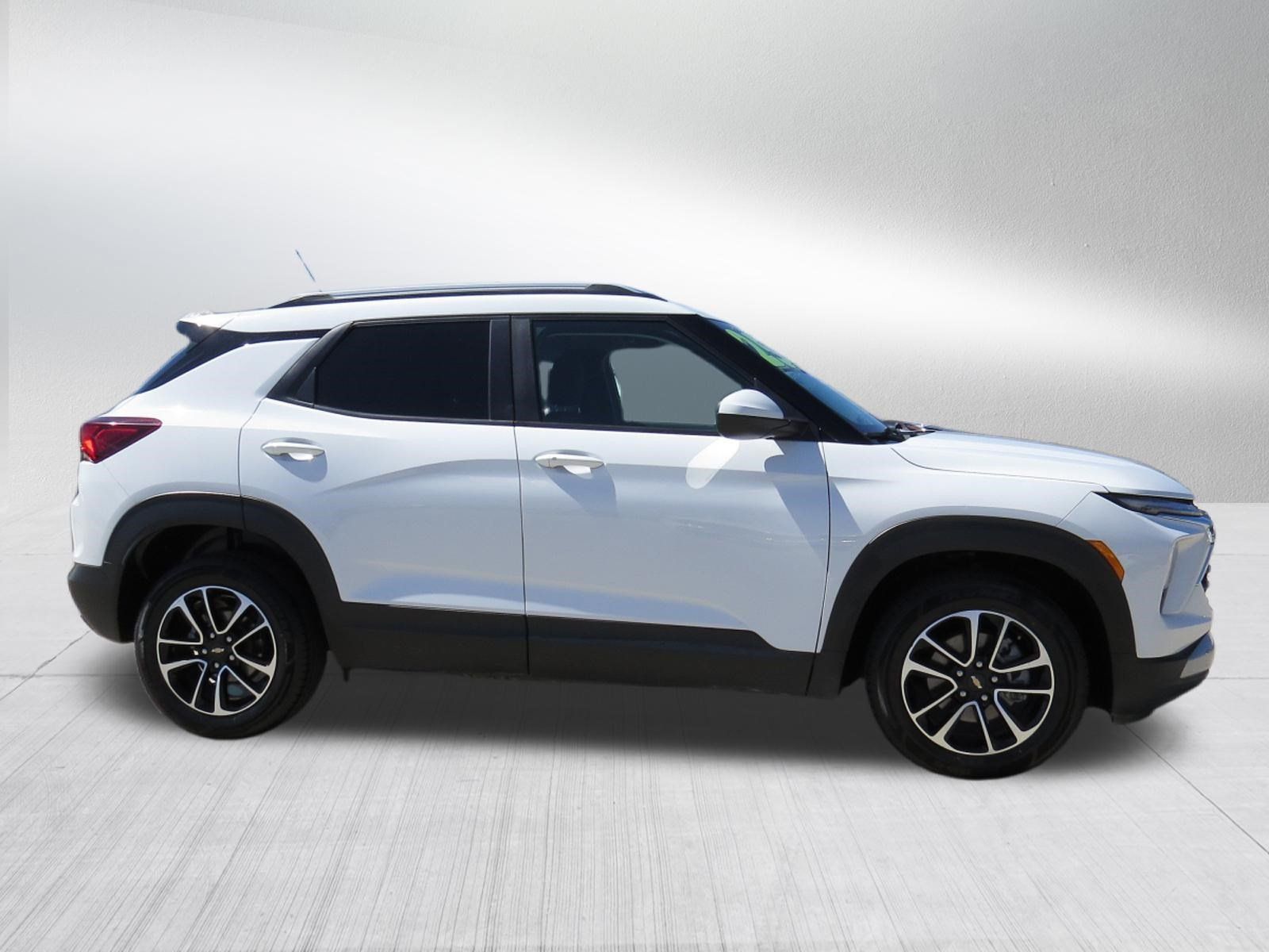 Used 2025 Chevrolet TrailBlazer LT FWD image 2