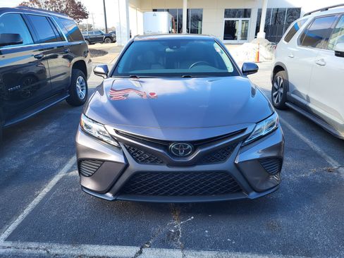 Used 2020 Toyota Camry SE image 2