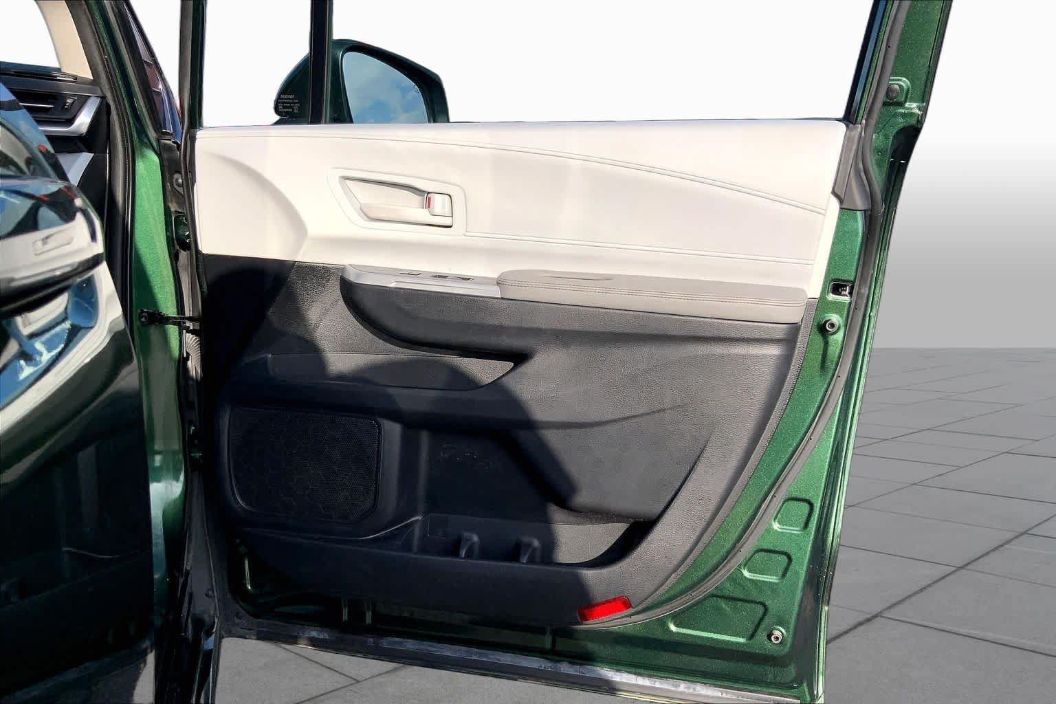 Certified 2025 Toyota Sienna LE w/ LE Plus Package FWD image 23