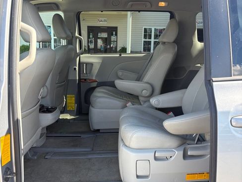 Used 2013 Toyota Sienna XLE AWD/4WD image 10