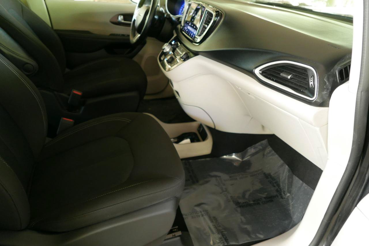 Used 2022 Chrysler Voyager LX FWD image 10