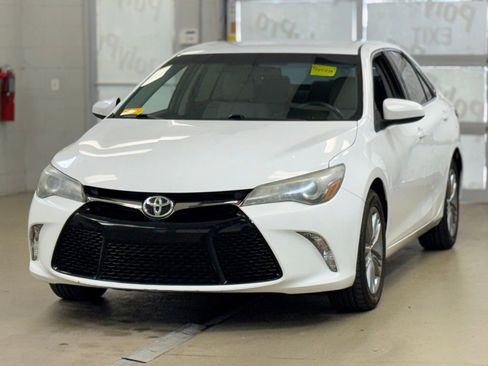 Used 2016 Toyota Camry SE image 3