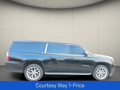 Used 2016 GMC Yukon XL SLT w/ Open Road Package AWD/4WD image 11