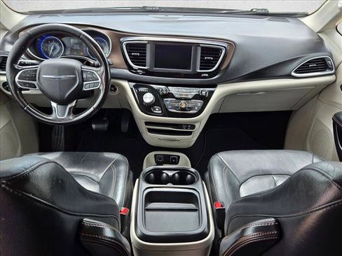 Used 2019 Chrysler Pacifica Touring-L FWD image 18