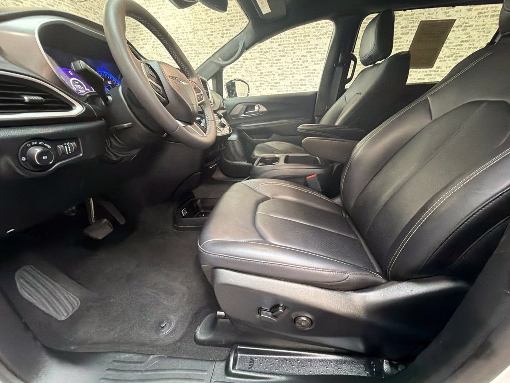Used 2026 Chrysler Pacifica Select FWD image 27
