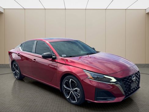 Used 2023 Nissan Altima 2.5 SR w/ SR Premium Package image 2