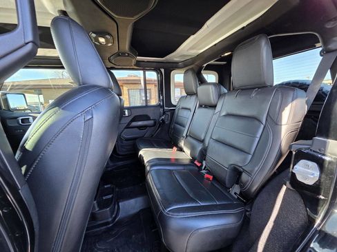 Used 2018 Jeep Wrangler Unlimited Sahara image 25