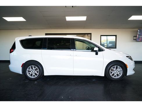 Used 2022 Chrysler Voyager LX FWD image 8