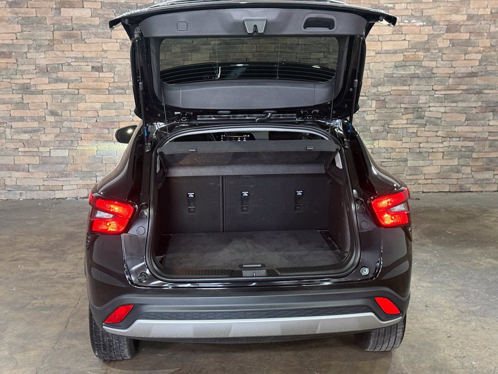 Used 2025 Chevrolet Trax LT FWD image 8
