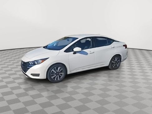 Used 2023 Nissan Versa SV image 4