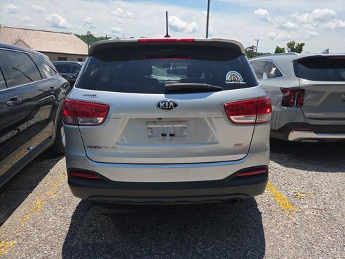 Used 2017 Kia Sorento FWD image 5