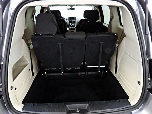 Used 2018 Dodge Grand Caravan SE w/ UConnect Hands-Free Group FWD image 12