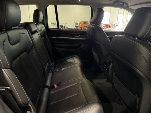 Used 2023 Jeep Grand Cherokee Limited image 37