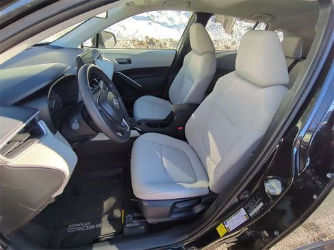Used 2023 Toyota Corolla Cross LE image 8