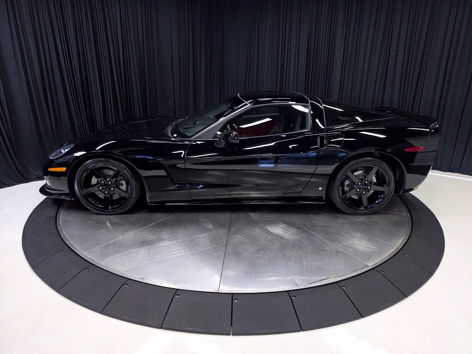 Used 2007 Chevrolet Corvette Coupe w/ Preferred Equipment Group RWD image 9