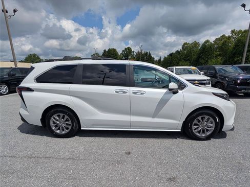 Used 2025 Toyota Sienna XLE AWD/4WD image 6