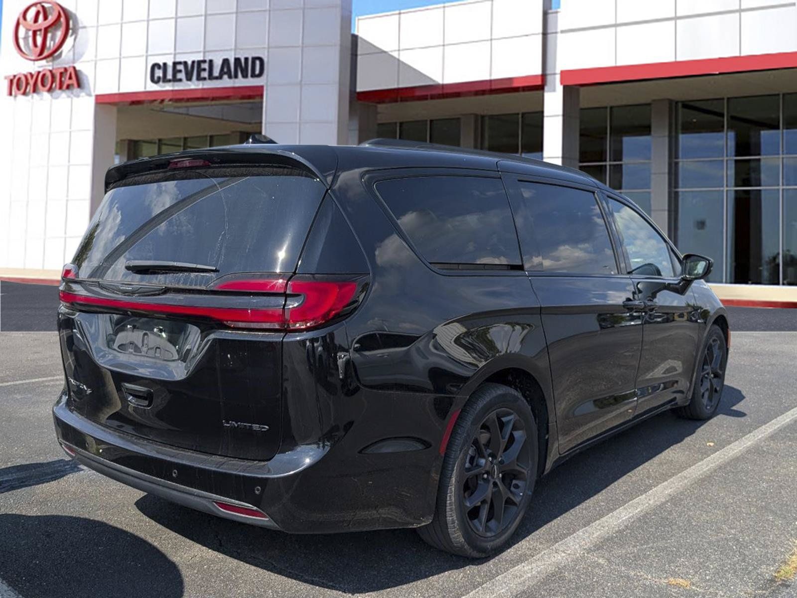 Used 2025 Chrysler Pacifica Limited FWD image 6