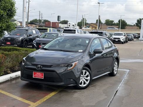 Used 2025 Toyota Corolla LE FWD image 2