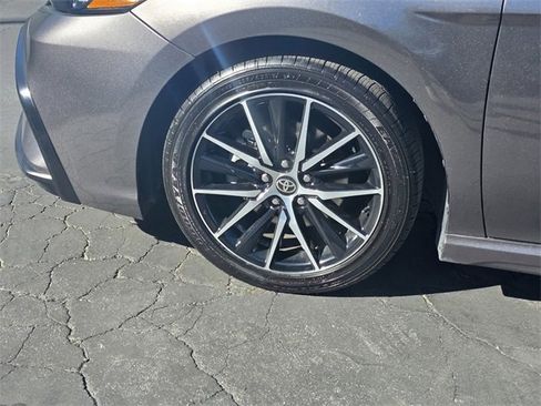 Used 2023 Toyota Camry SE image 5
