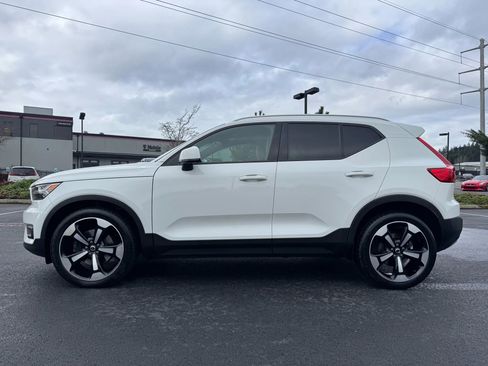 Used 2020 Volvo XC40 T5 Momentum w/ Protection Package Premier image 6