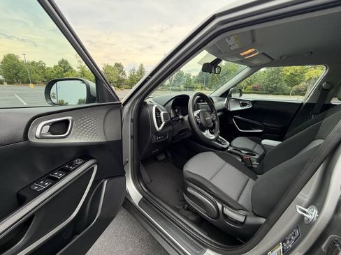 Used 2023 Kia Soul LX w/ LX Technology Package FWD image 11