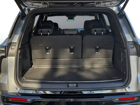 New 2026 Chevrolet Traverse High Country w/ LPO, Floor Liner Package image 9