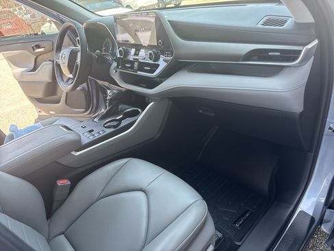 Used 2024 Toyota Highlander XLE FWD image 16