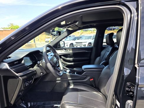 Certified 2023 Jeep Grand Cherokee Overland w/ Luxury Tech Group IV AWD/4WD image 11