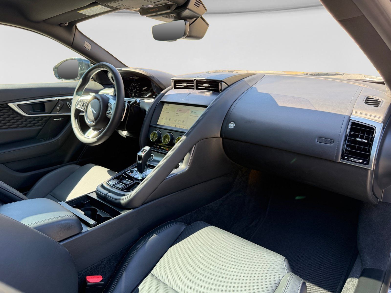 Used 2024 Jaguar F-TYPE R-Dynamic RWD image 17