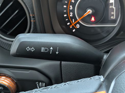 Used 2025 Jeep Gladiator Mojave AWD/4WD image 24