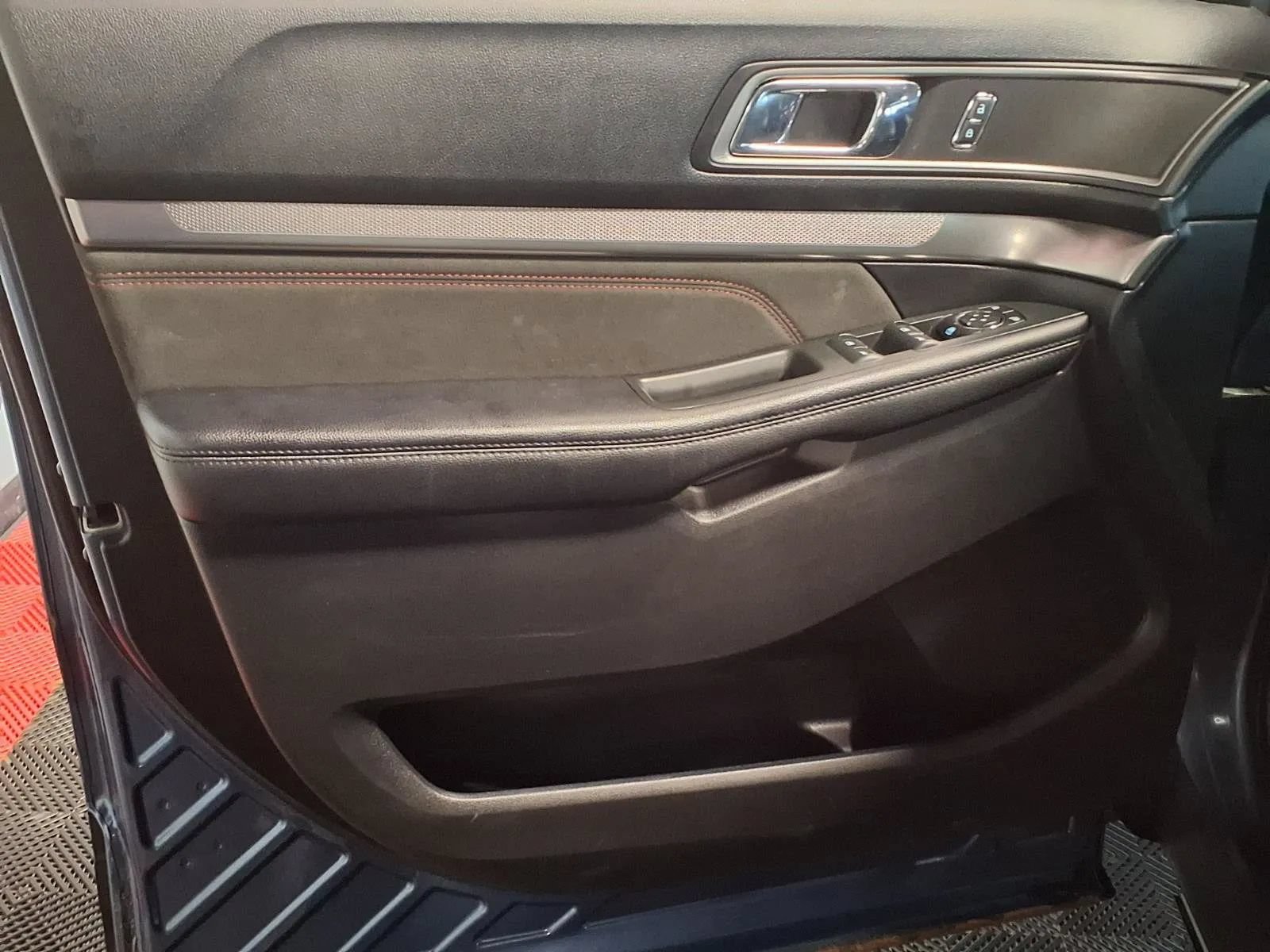 Used 2018 Ford Explorer XLT w/ Equipment Group 202A AWD/4WD image 17