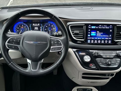 Used 2017 Chrysler Pacifica Touring-L image 14