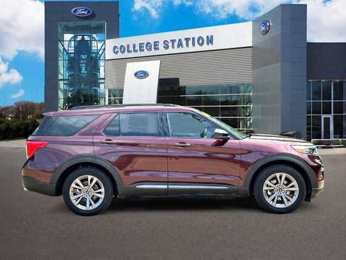 Certified 2022 Ford Explorer XLT w/ Equipment Group 202A RWD image 6