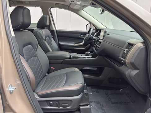 Used 2024 Nissan Pathfinder Platinum FWD image 15