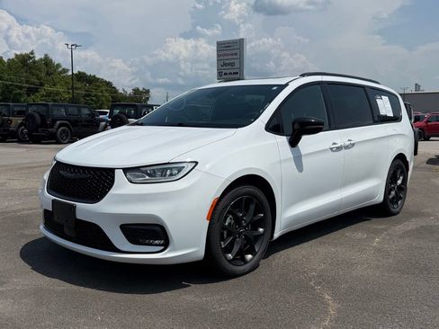 Used 2025 Chrysler Pacifica Limited FWD image 3