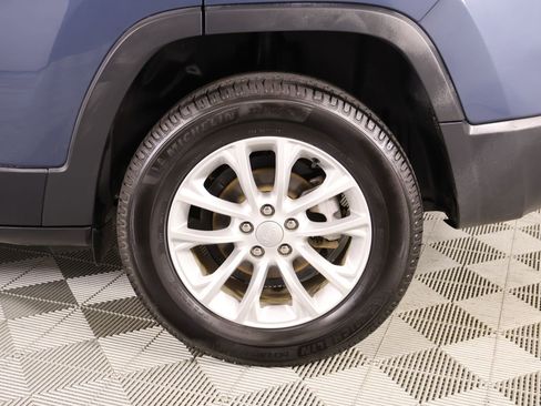 Used 2020 Jeep Cherokee Latitude w/ Cold Weather Group image 18