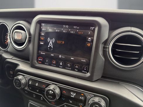 Used 2018 Jeep Wrangler Unlimited Sahara AWD/4WD image 16