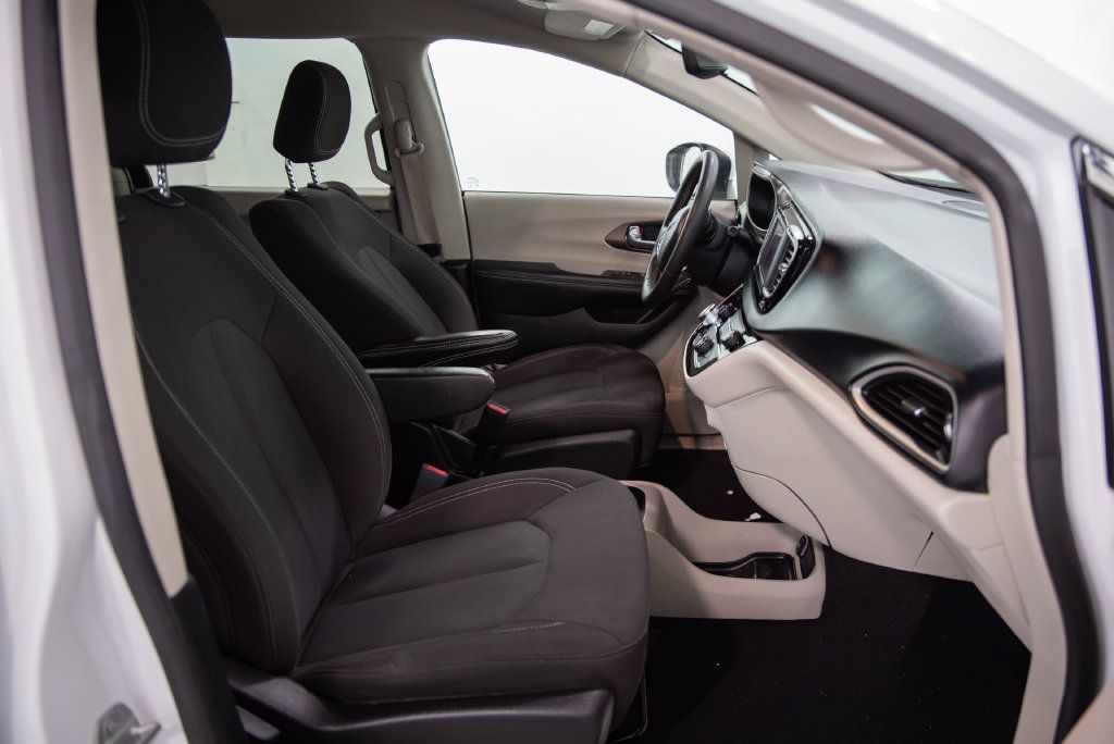 Used 2023 Chrysler Voyager LX FWD image 16