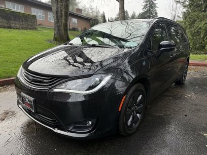 Used 2019 Chrysler Pacifica Limited w/ Advanced Safetytec Group