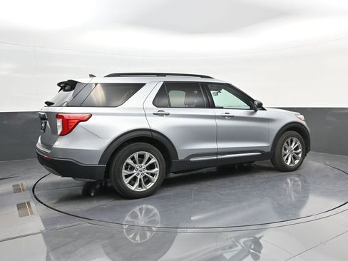 Used 2021 Ford Explorer XLT w/ Equipment Group 202A RWD image 8